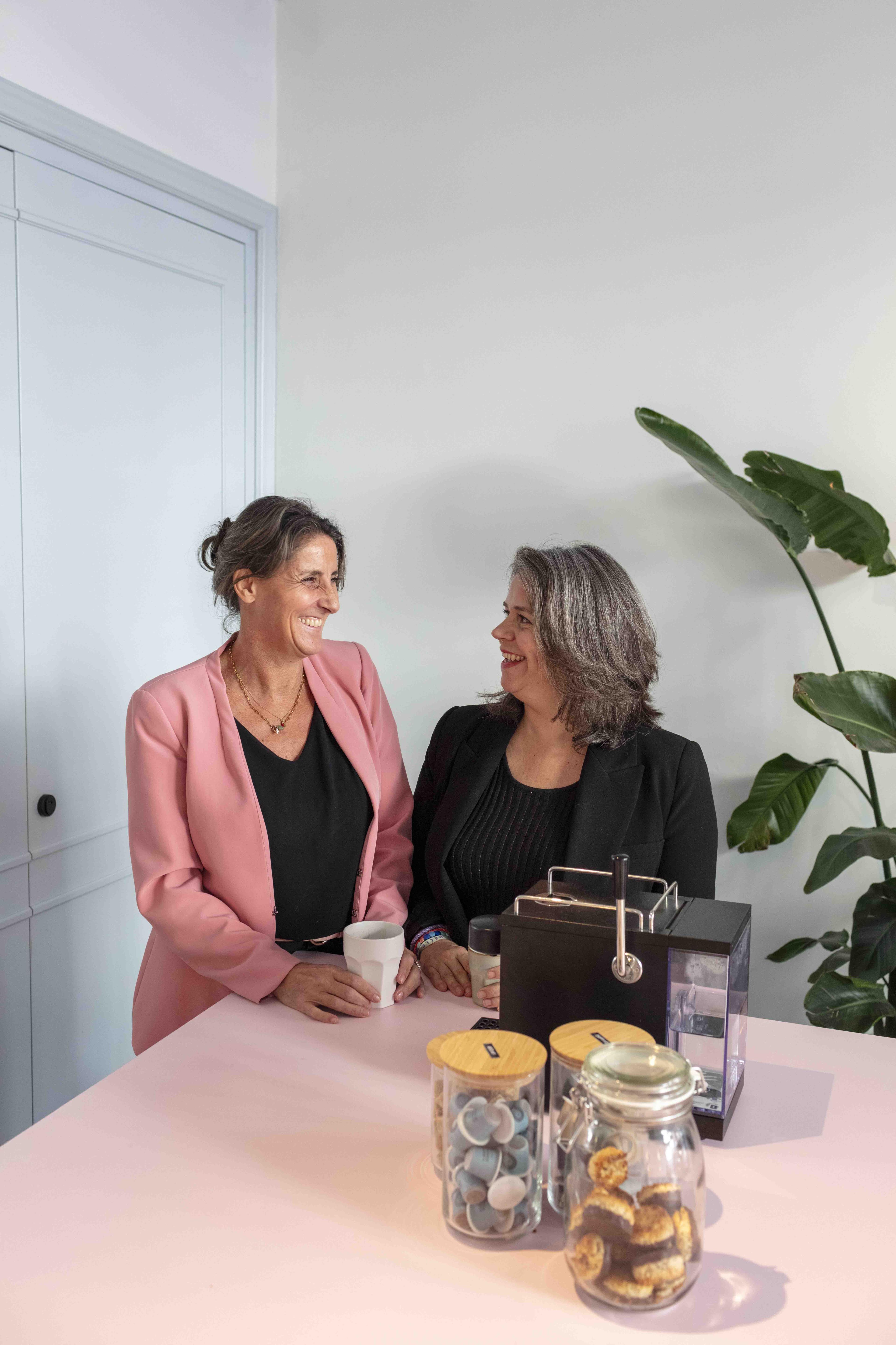 Anouschka en Suzan aan de koffie bij HUB